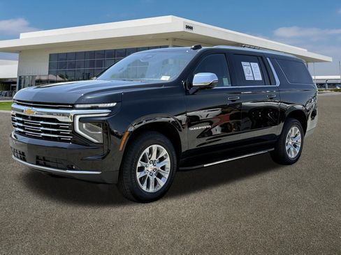 Used 2025 Chevrolet Suburban Premier RWD image 5