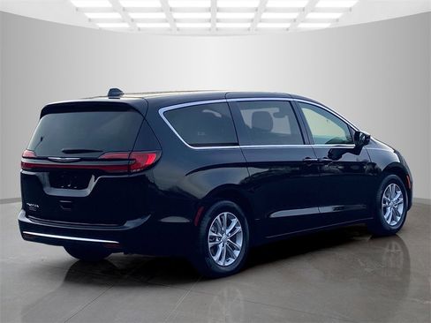 New 2026 Chrysler Pacifica Select image 7