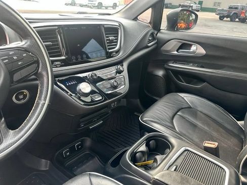 Used 2019 Chrysler Pacifica Limited w/ S Appearance Package FWD image 24