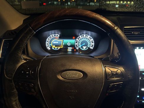 Used 2017 Ford Explorer Platinum image 6