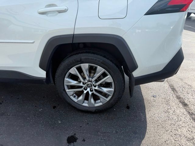 Used 2022 Toyota RAV4 XLE Premium AWD/4WD image 5