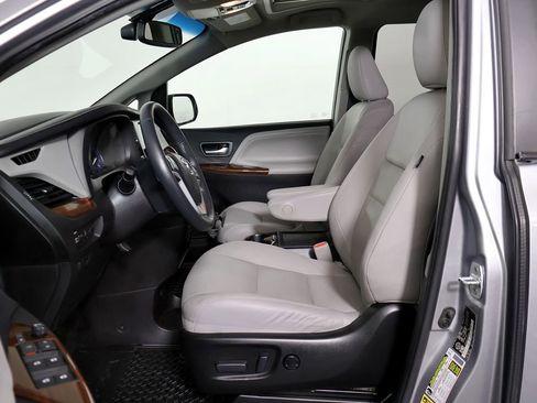 Used 2017 Toyota Sienna AWD image 22