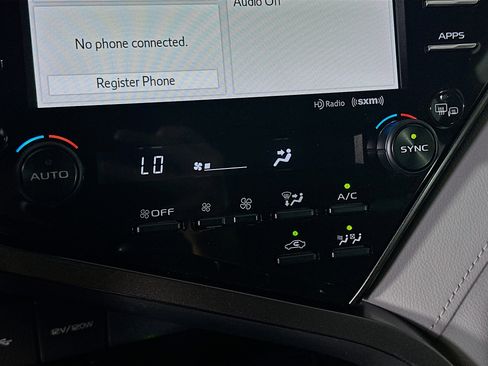 Used 2020 Toyota Camry XLE image 23