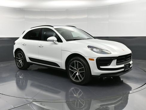 Certified 2025 Porsche Macan image 10