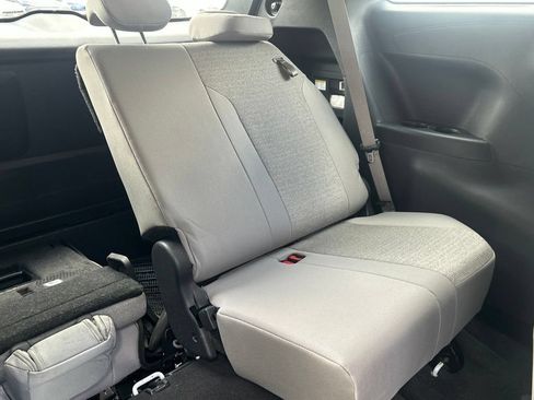 Used 2025 Toyota Sienna LE AWD/4WD image 22