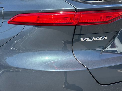 Used 2024 Toyota Venza LE AWD/4WD image 24