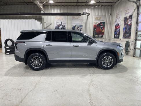 Used 2024 Chevrolet Traverse LS AWD/4WD image 9