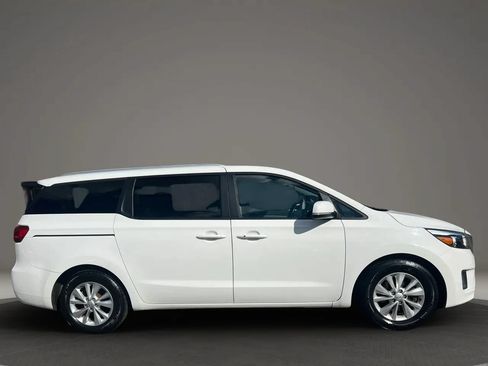 Used 2017 Kia Sedona LX w/ LX Essentials Premium Package FWD image 4