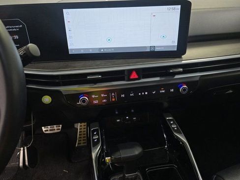 Used 2024 Kia Sorento SX image 11