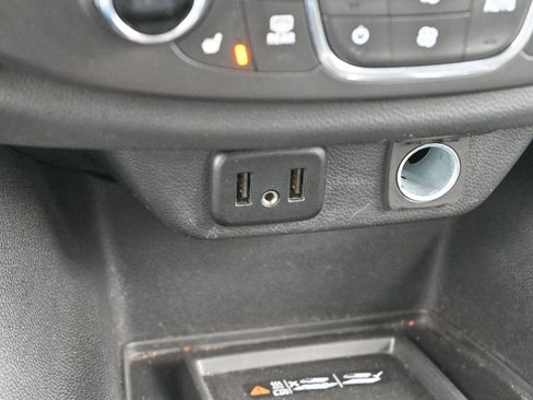 Used 2022 Chevrolet Traverse LT image 25