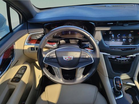 Used 2018 Cadillac XT5 Luxury w/ Driver Awareness Package image 18