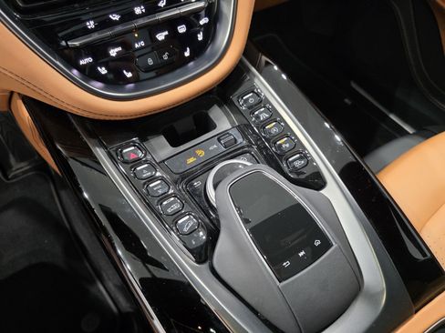 Used 2023 Aston Martin DBX image 15
