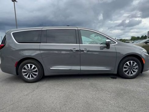 Used 2022 Chrysler Pacifica Limited FWD image 9