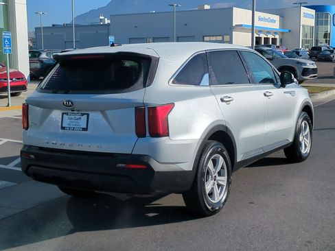 Used 2021 Kia Sorento LX image 3