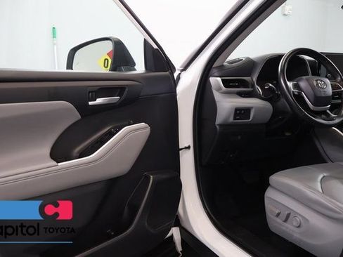 Used 2023 Toyota Highlander XLE AWD/4WD image 7