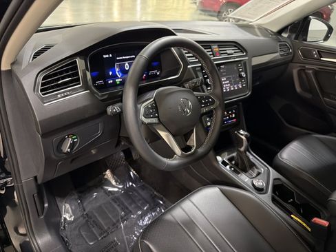 Certified 2024 Volkswagen Tiguan SE w/ Panoramic Sunroof Package AWD/4WD image 15