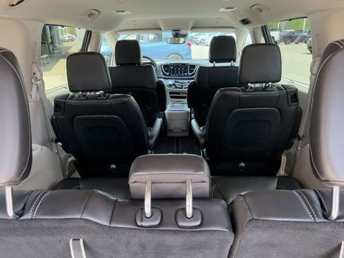 Used 2023 Chrysler Pacifica Touring-L FWD image 17