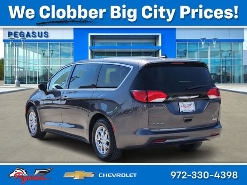 Used 2023 Chrysler Voyager LX image 4