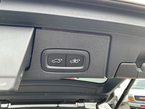 Used 2022 Volvo XC60 B5 Momentum image 22