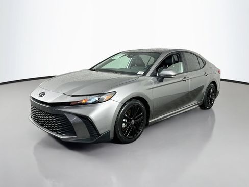 Used 2025 Toyota Camry SE FWD image 3