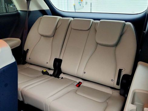 Used 2025 Kia Carnival EX FWD image 19