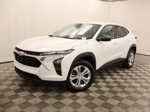 Used 2025 Chevrolet Trax LS FWD image 1