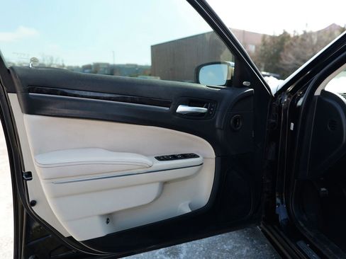 Used 2018 Chrysler 300 Limited image 17