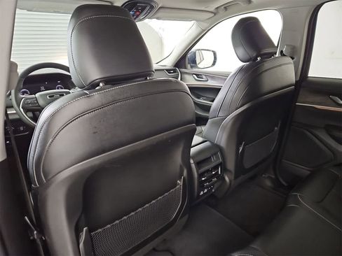 Used 2023 Jeep Grand Cherokee Limited image 18