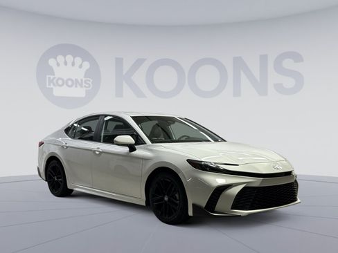 Used 2025 Toyota Camry SE FWD image 22