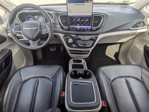 Used 2023 Chrysler Pacifica Touring-L FWD image 17