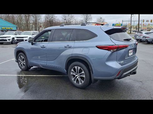 Used 2023 Toyota Highlander XLE image 6