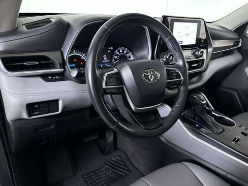 Used 2023 Toyota Highlander XLE AWD/4WD image 10