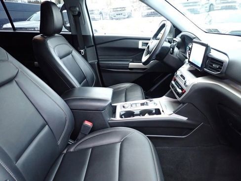 Certified 2022 Ford Explorer XLT w/ Equipment Group 202A image 10