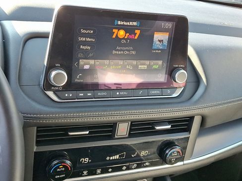 Used 2025 Nissan Rogue SV image 27