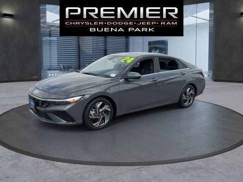 Used 2024 Hyundai Elantra SEL w/ Convenience Package FWD image 4