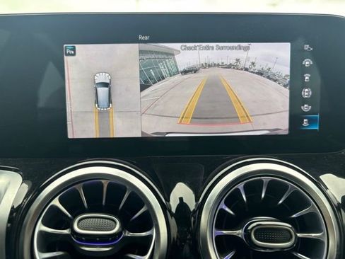 Used 2022 Mercedes-Benz GLB 250 4MATIC w/ Premium Package Lite image 12
