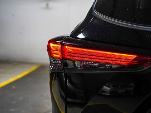 Used 2022 Toyota Highlander XLE FWD image 11