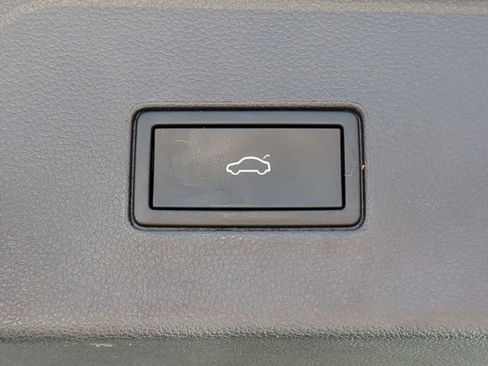 Certified 2023 Volkswagen Atlas SE w/ Black Wheel Package image 10