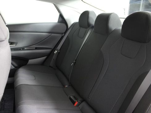 Certified 2025 Hyundai Elantra SE image 19