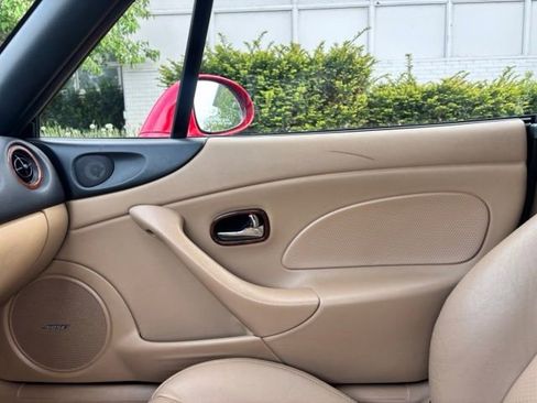 Used 2002 MAZDA MX-5 Miata RWD image 10