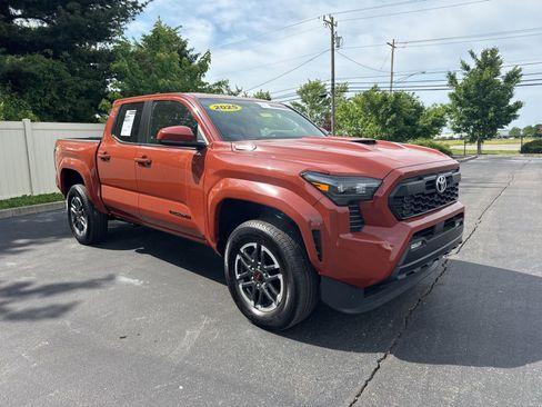 Used 2025 Toyota Tacoma TRD Sport AWD/4WD image 3