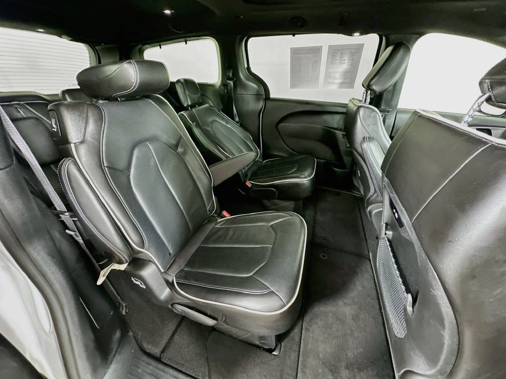 Certified 2025 Chrysler Pacifica Limited FWD image 40