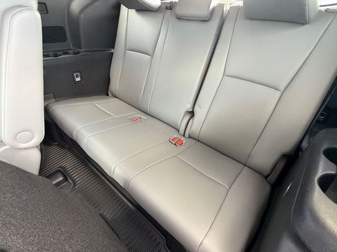 Used 2023 Toyota Highlander XLE FWD image 14