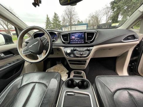 Used 2018 Chrysler Pacifica Limited FWD image 29
