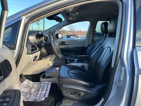 Used 2023 Chrysler Pacifica Touring-L image 9