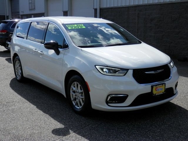 Used 2026 Chrysler Pacifica Select FWD image 2