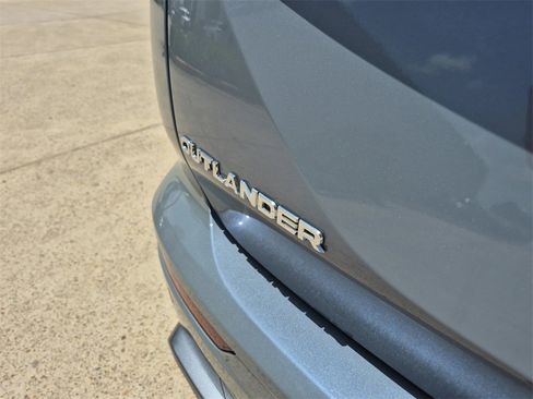 New 2025 Mitsubishi Outlander SEL image 32