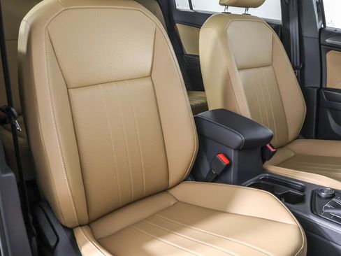 Used 2024 Volkswagen Tiguan SE image 43