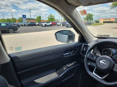 Used 2023 Nissan Pathfinder SL AWD/4WD image 5