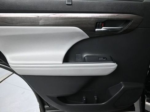 Used 2023 Toyota Highlander Limited image 16